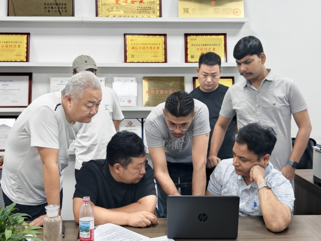 設備驗收:印度客戶來廠核查炭化機質(zhì)量